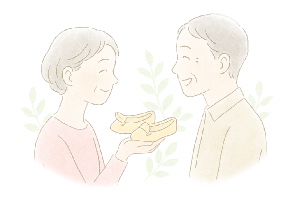 お気に入りの靴をもって笑顔の高齢夫婦