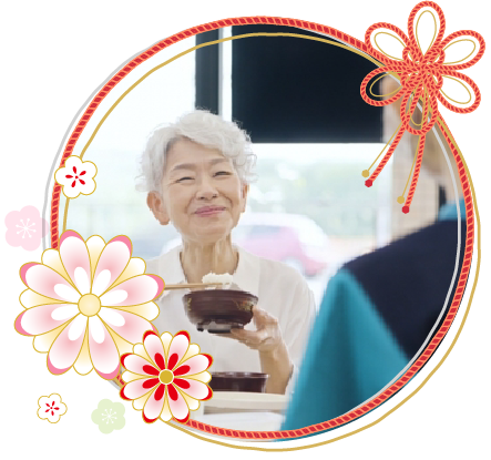 施設で食事を楽しむ女性